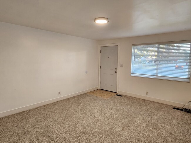 Building Photo - Newly Remodeled 1 Bd 1 Bath Triplex in Sandy
