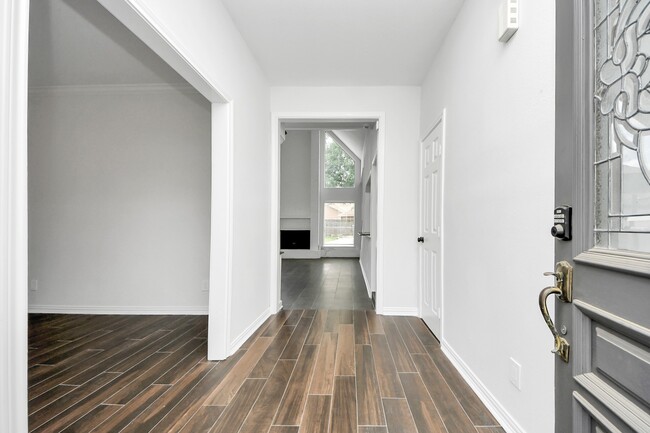 Building Photo - 5310 Oak Cove Dr