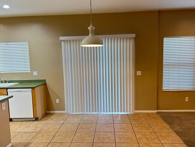 Foto del edificio - 9598 N 82nd Ln