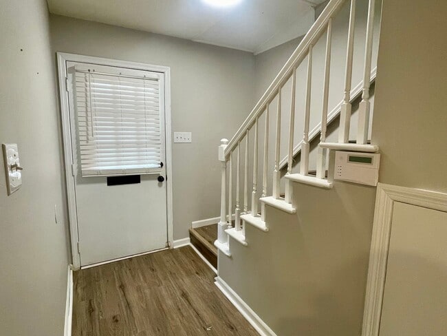 Building Photo - Townhome with Pool!