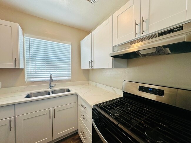 Building Photo - Newly Remodeled 1 Bedroom in Desired Locat...