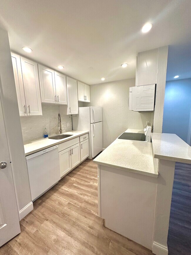 Kitchen - 401 Piccadilly Pl