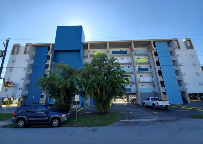 Building Photo - Marina View