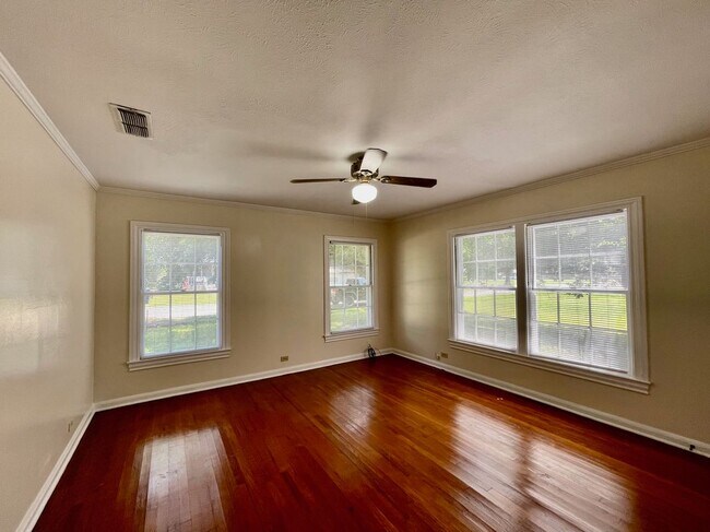 Foto del edificio - 705 Runnels Ave