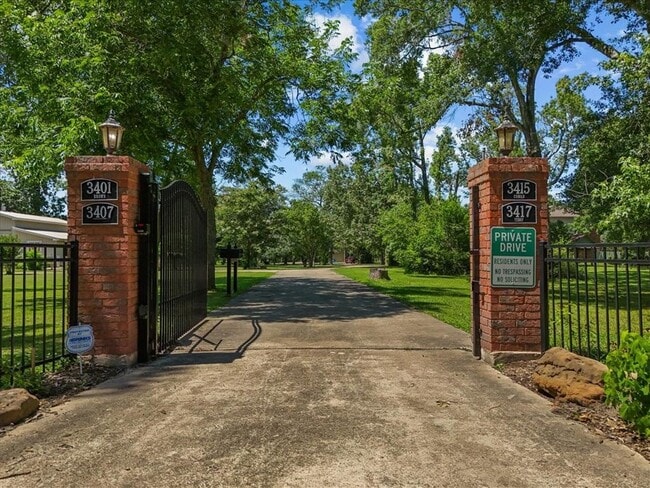 Building Photo - 3415 Bayou Dr E