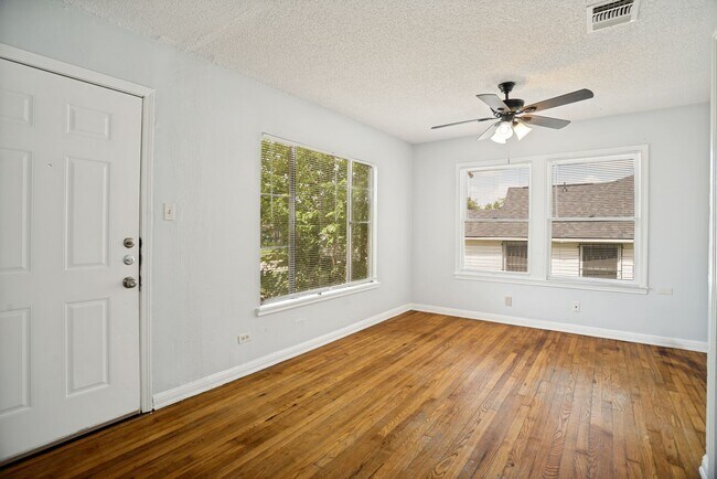 Foto del edificio - 2514 Waverly Ave