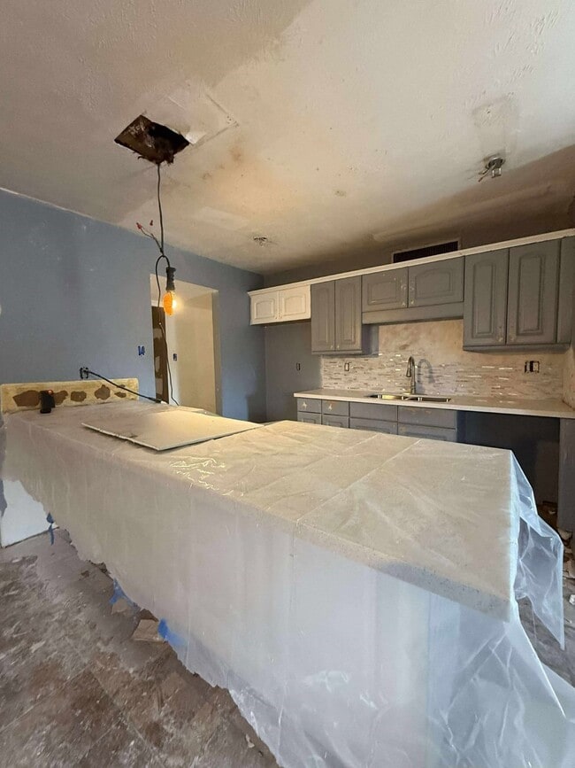 Foto del edificio - 16210 Lazy Ridge Rd