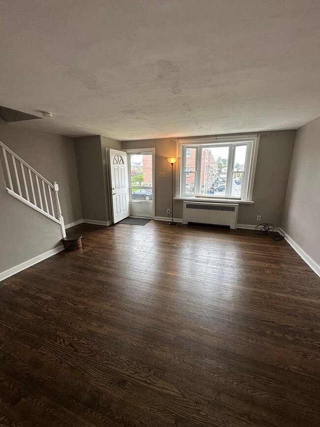 Building Photo - 3 Bed, 1 Bath Rowhome