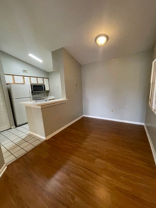 Building Photo - 2820 N Oakland Forest Dr