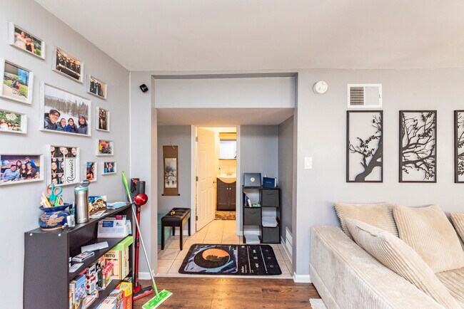 Foto del edificio - 5110 W Byron St