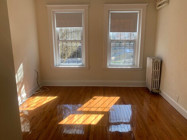 Building Photo - 1626 Comm.Ave Unit 12