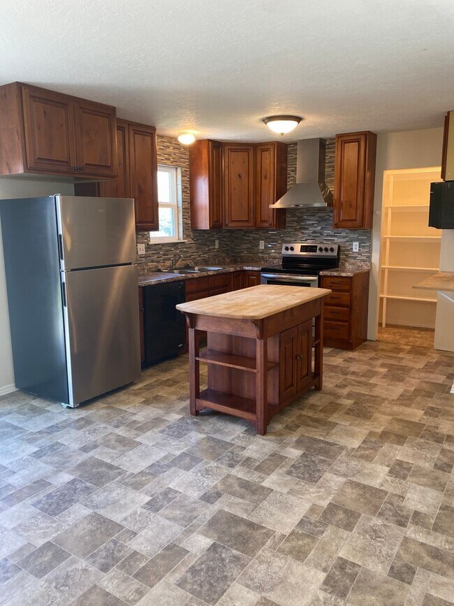 Building Photo - Large 4 bedroom 3 bath top floor duplex