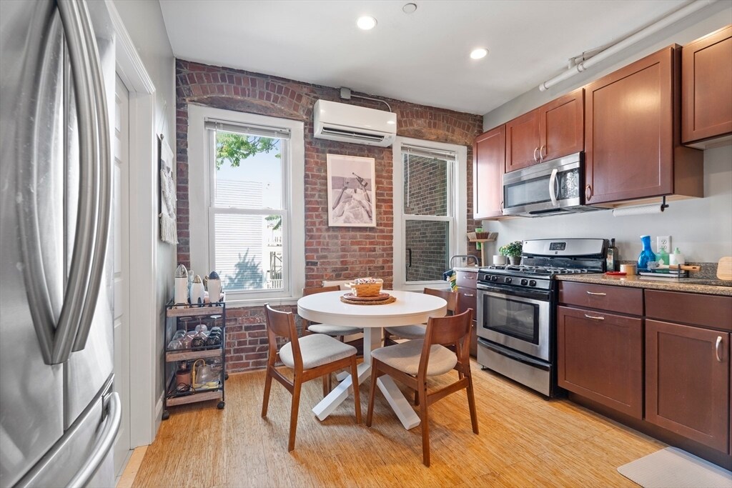 Primary Photo - 162 F St