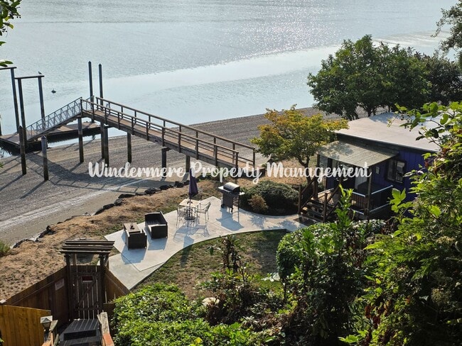 Building Photo - Fully Furnished beach front cabin in Bremerton with Kayaks