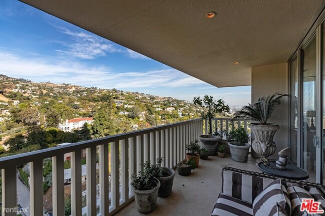 Foto del edificio - 9255 Doheny Rd