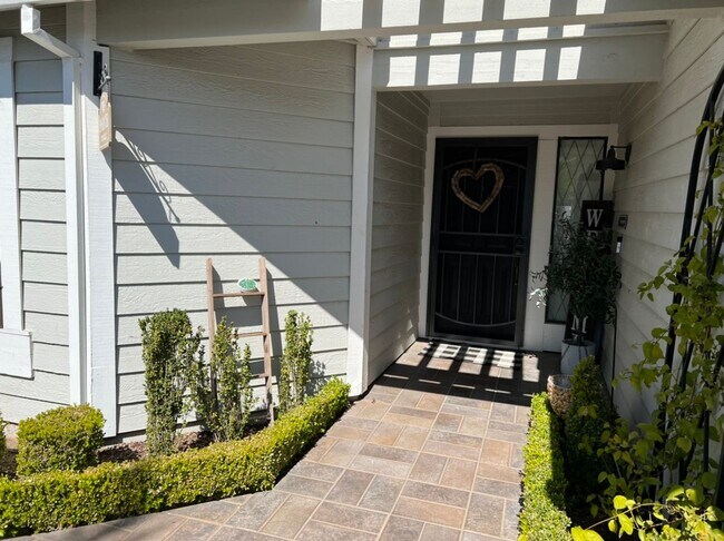 Foto del edificio - 3 bedroom in desirable Regency Park!