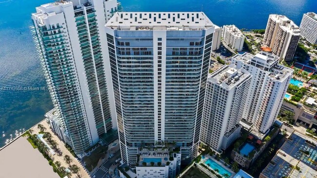 Foto del edificio - 1300 Brickell Bay Dr