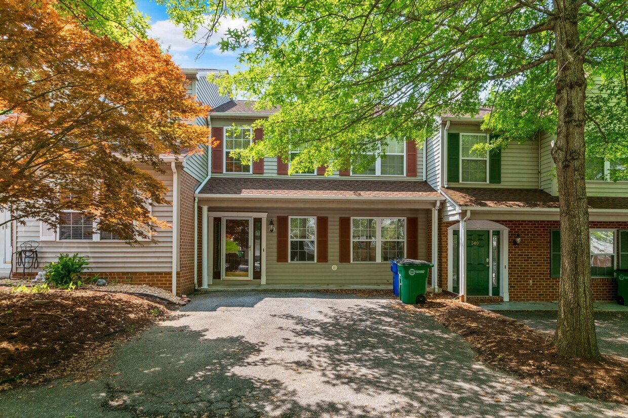 Primary Photo - 3 bed/2.5 bath Off street parking