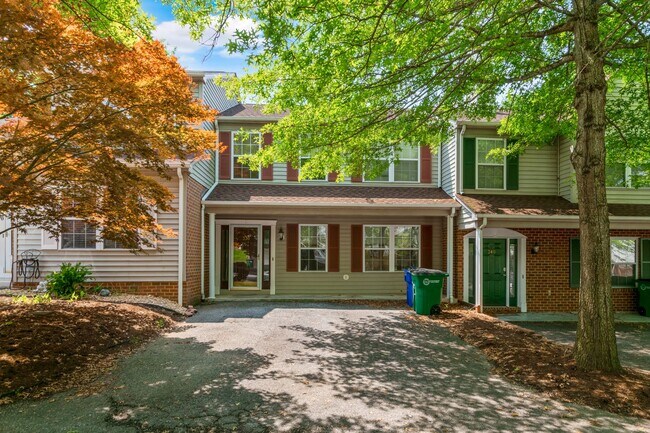 3 bed/2.5 bath Off street parking - 3 bed/2.5 bath Off street parking Townhome