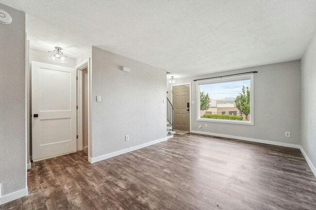 Building Photo - 374 Gladiola St