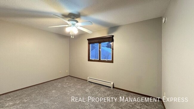 Building Photo - Spacious 1 Bedroom Apartment