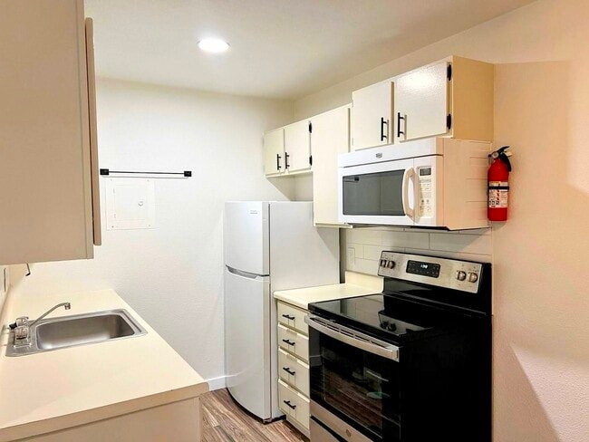 Kitchen - 3393 Madison Ave