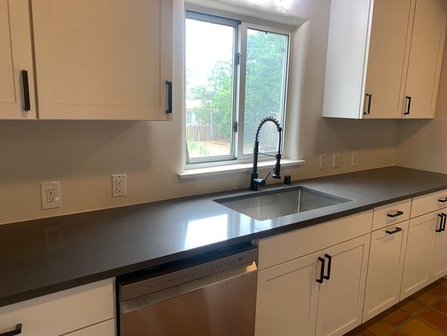 Building Photo - Renovated Santa Fe Home!!