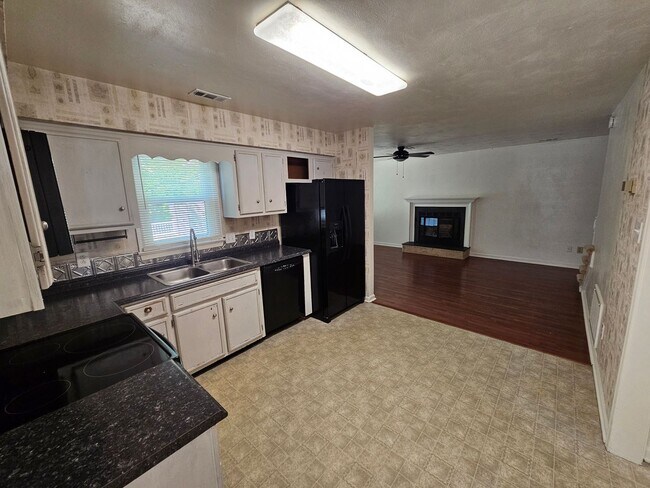 Building Photo - LYNBROOK LANDING