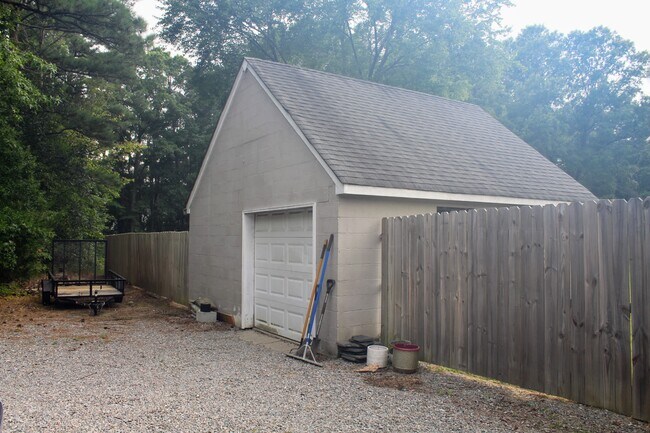 Building Photo - 3001 Lakewood Rd