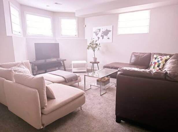 Sala de estar en el sótano - 3759 N Clifton Ave