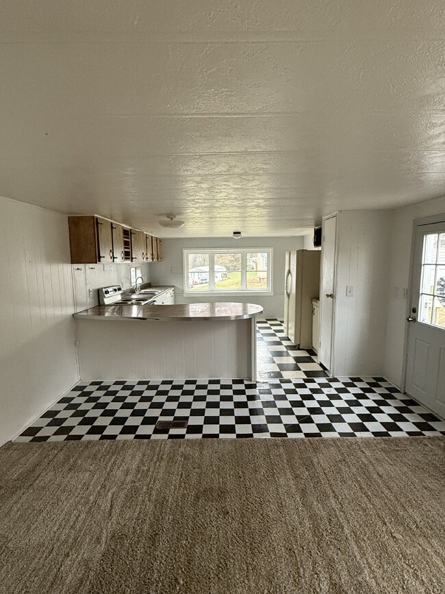 Building Photo - 2 Bedroom 1 Bath Mobile Home in Madison He...