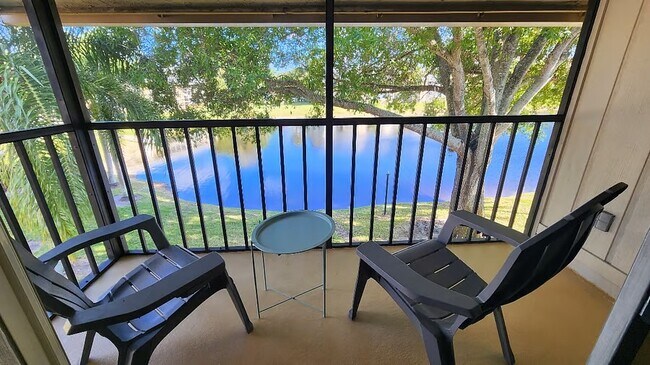 Patio con vista al estanque - 3151 SE Aster Ln