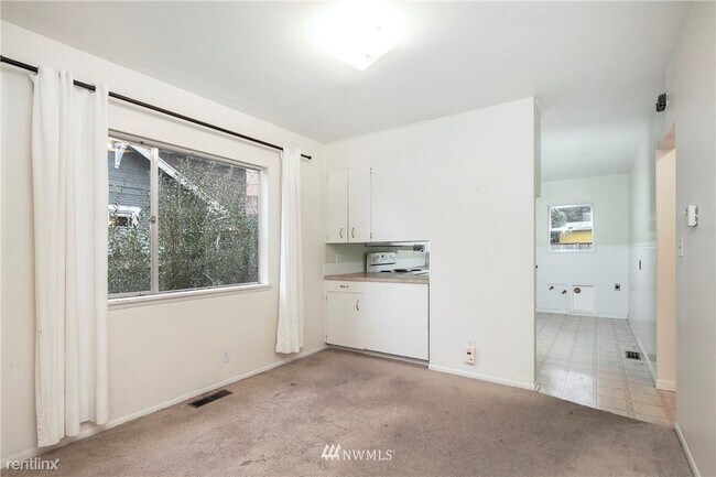 Foto del edificio - 2 br, 1 bath House - 8811 8th Ave NW