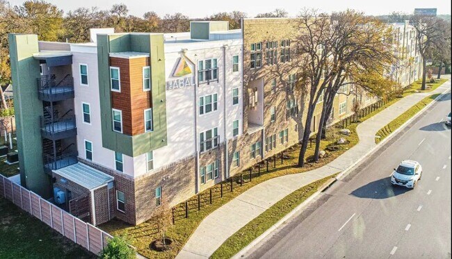 Foto del edificio - 4611 N Interstate 35 Frontage Rd