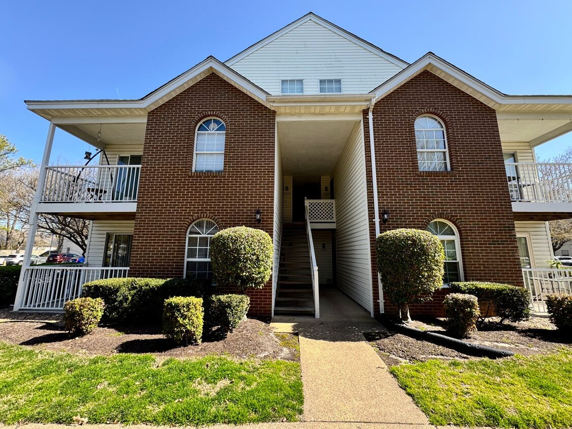 Primary Photo - READY NOW!! Fantastic 2-Bedroom Condo w/So...