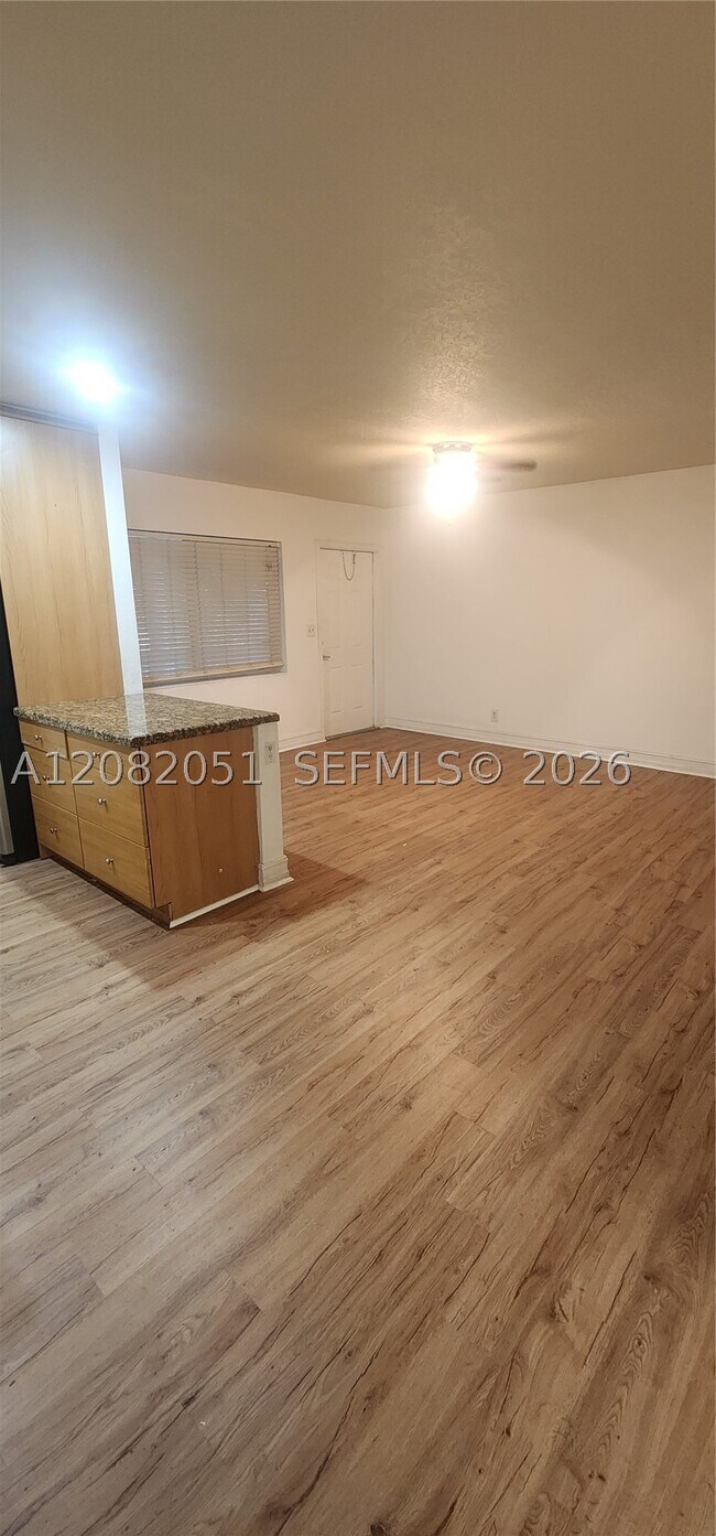 Foto del edificio - 1423 Holly Heights Dr