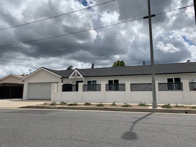 Primary Photo - MOVE-IN READY! Upgraded 2+2 w/backyard, ga...