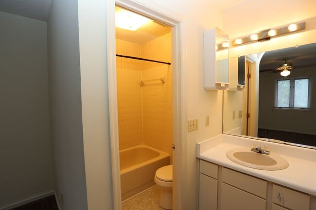 Building Photo - 706 Hillwood Dr