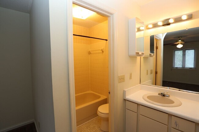 Foto del edificio - 706 Hillwood Dr