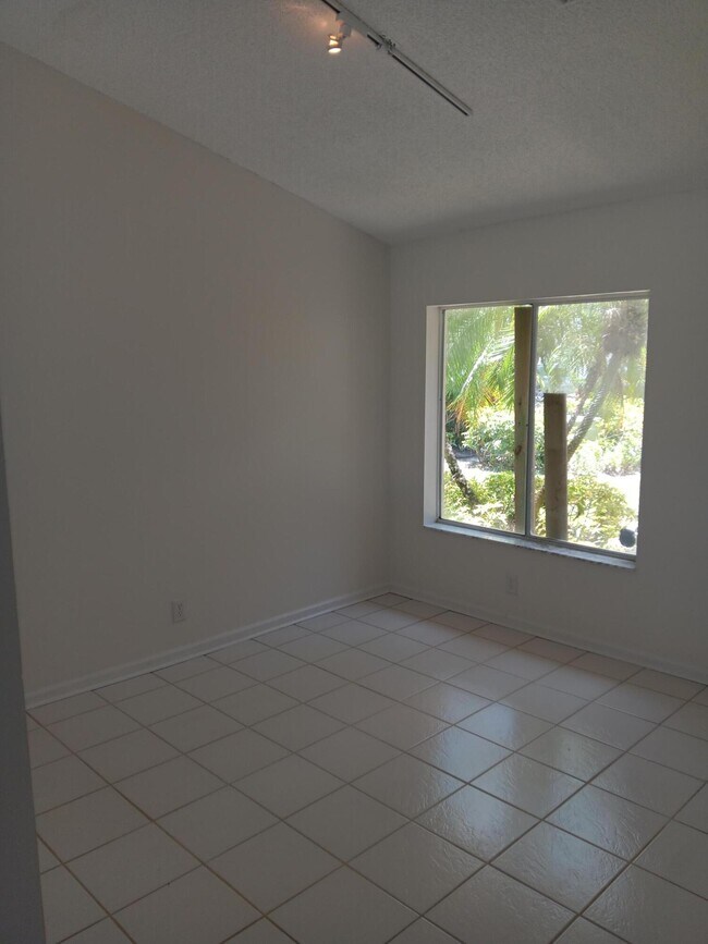 Building Photo - 23157 Fountain View Dr