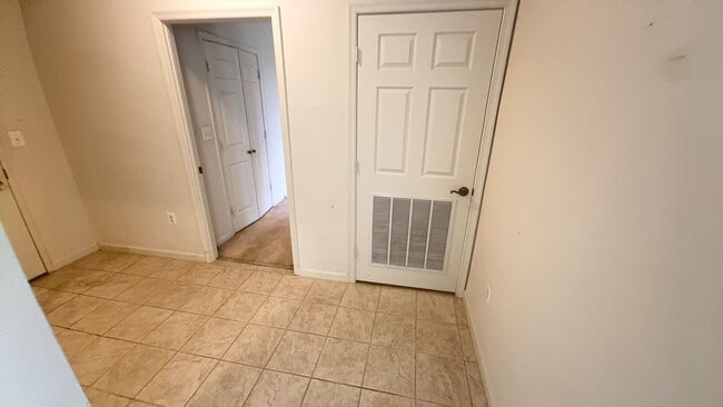 Building Photo - Sun-filled 2 Bed 2 Bath Condo With Sunroom...