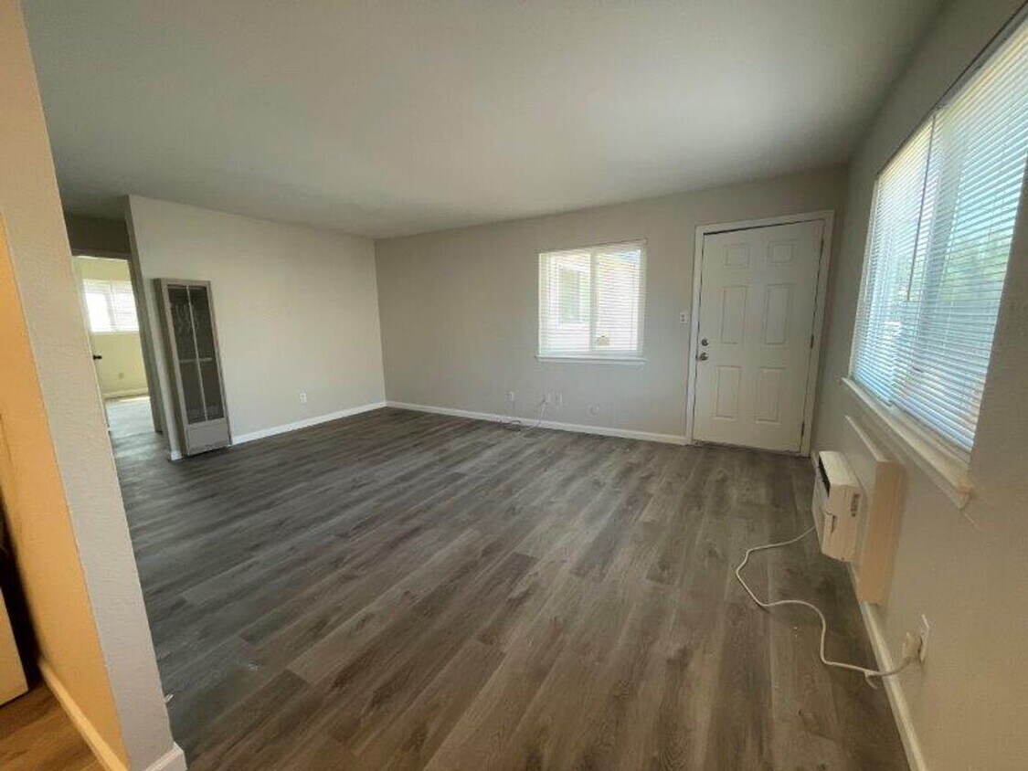 Primary Photo - 2 Bedroom Walking Distance to Mather Air F...