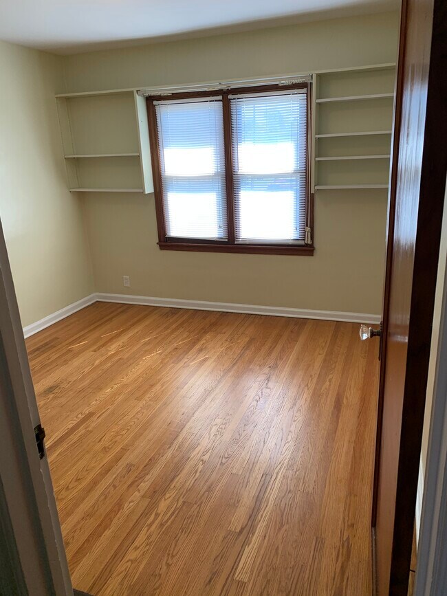 Bedroom 1 - 1550 N Hawthorne Ln