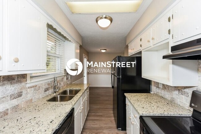 Building Photo - 3 Bedroom Pet-Friendly Home in Hendersonville, TN with Main Street Renewal