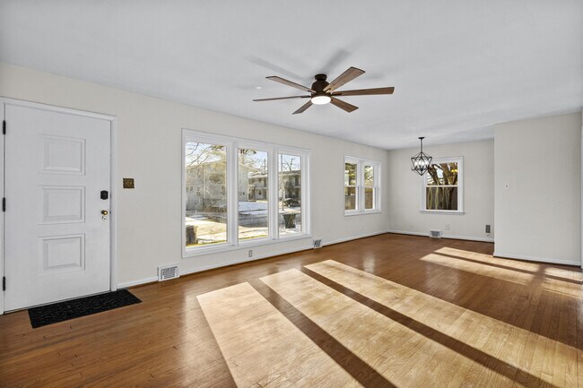 Foto del edificio - 143 E Lowry Ln