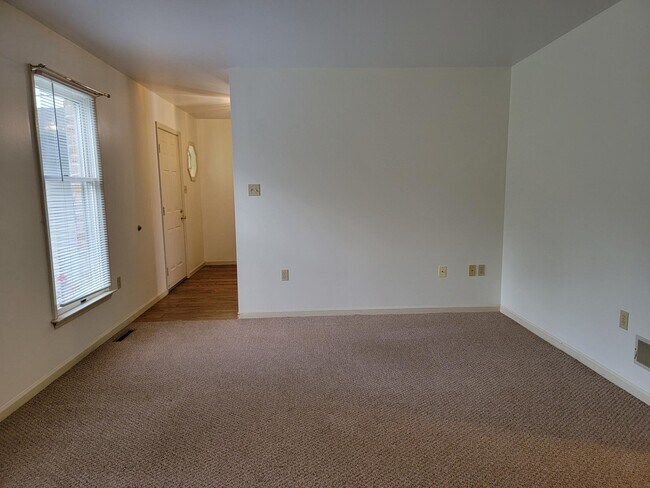 Foto del edificio - 105 Deck Rd