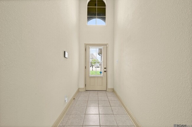 Building Photo - 5176 Wildwood Dr