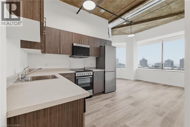 Photo du bâtiment - 30 Duke St W