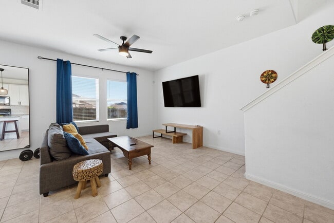 Sala de estar - 13011 Tarland St