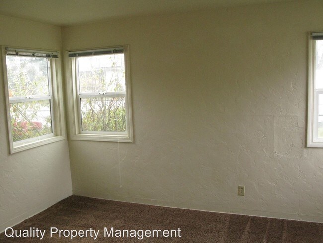 Building Photo - 854-854 1/2 Stewart Ave